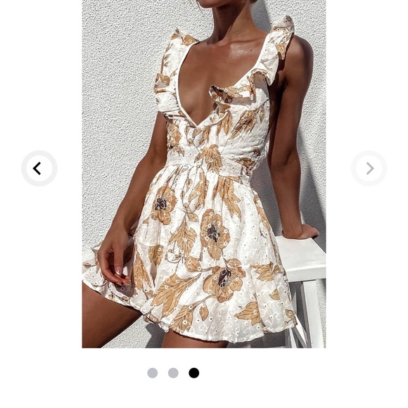 Amazing lace plunge floral romper- size small - Picture 3 of 10